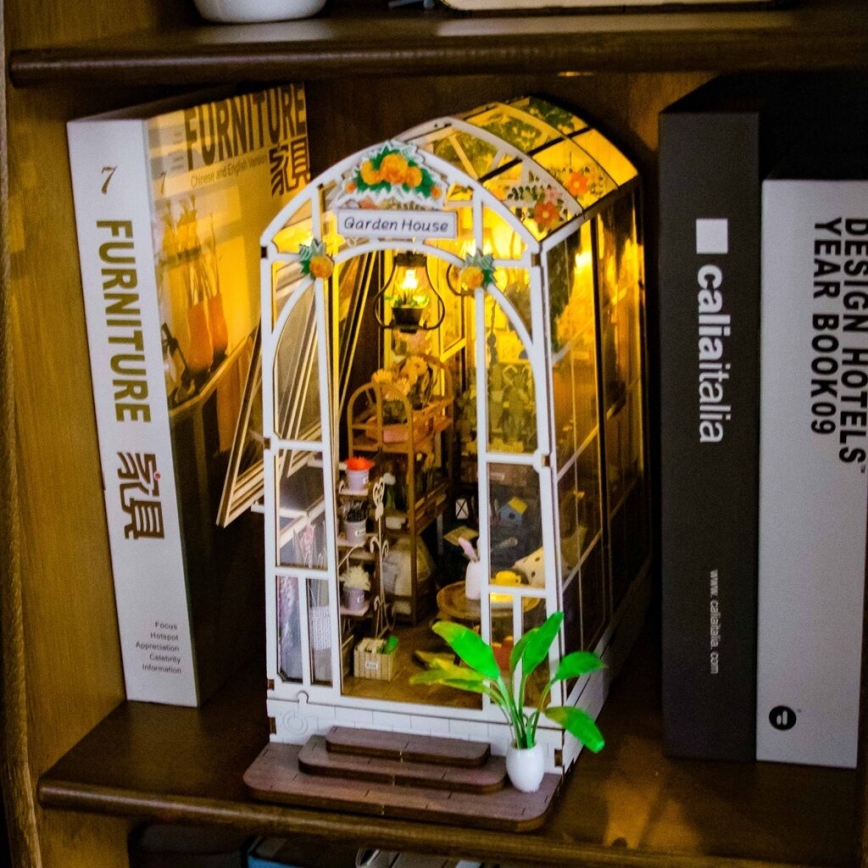 2Kids Играчки - Миниатюрен градински къщичка 2xAAA