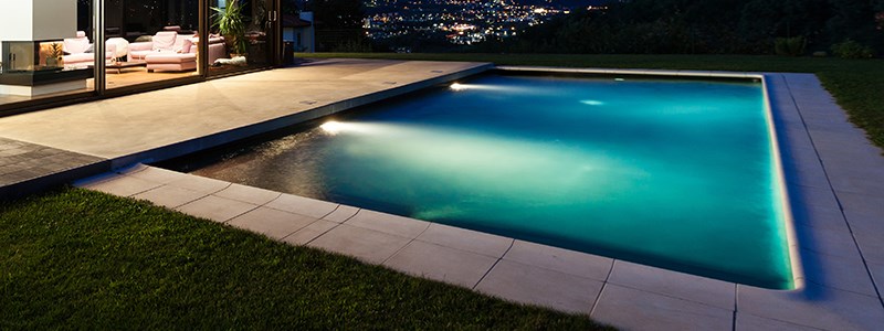 Как да осветим плувен басейн?