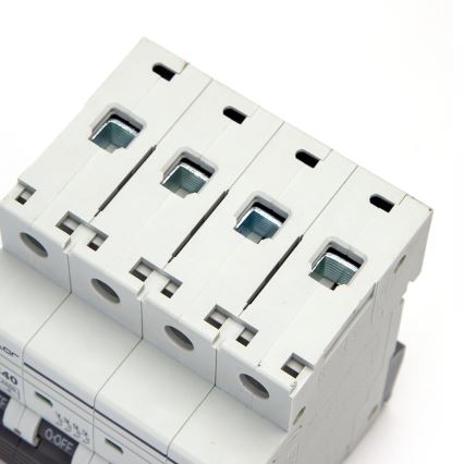 Aigostar - Автоматичен прекъсвач 4-полюсен 4P-63A-C 400V