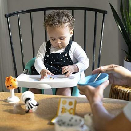 Baby Einstein - Повдигаща седалка за трапезна маса с 2 играчки 2в1 DINE&DISCOVER