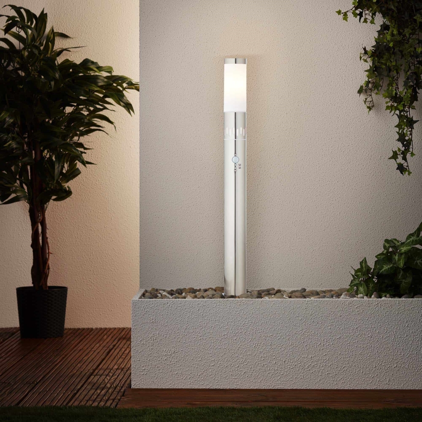 Brilliant - LED Екстериорна лампа със сензор LEIGH LED/0,9W/230V + 1xE27/11W 80 см IP44 лъскав хром