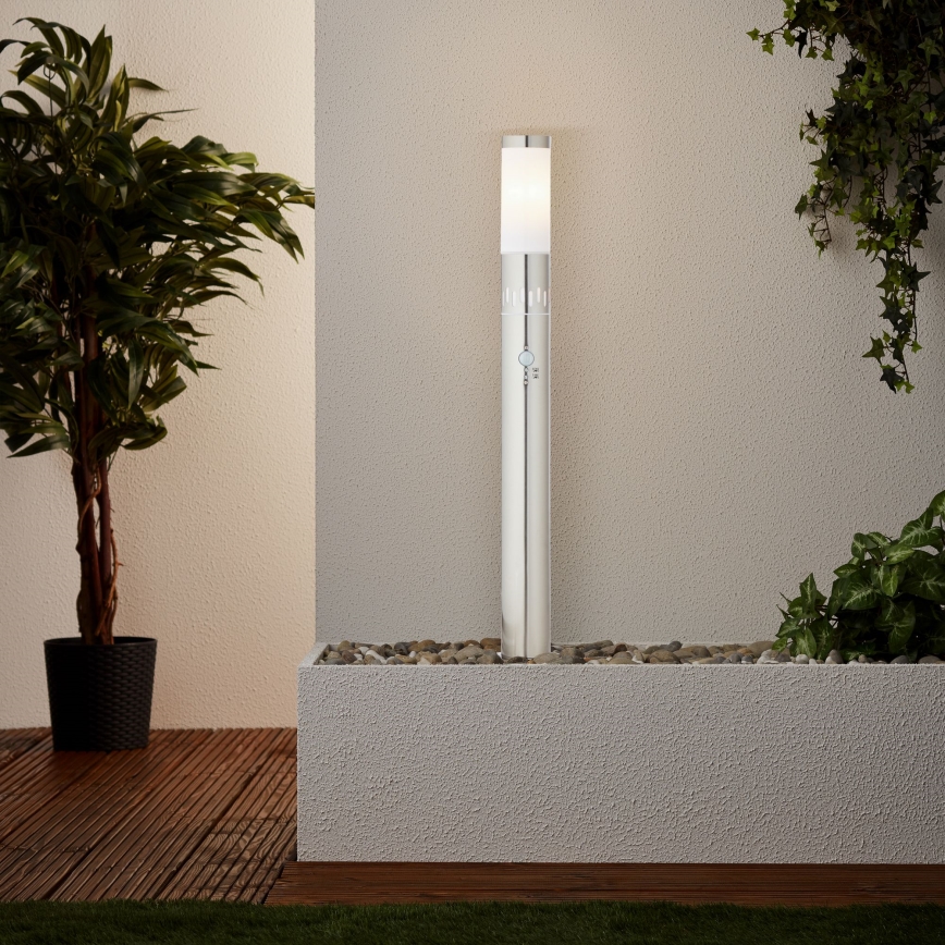 Brilliant - LED Екстериорна лампа със сензор LEIGH LED/0,9W/230V + 1xE27/11W 80 см IP44 лъскав хром