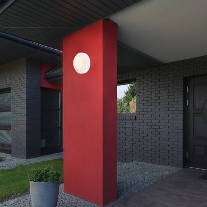 Brilo - LED презареждаемо външно стеново осветително тяло с вграден сензор LED/4W/5V 4400 mAh IP44 бяло