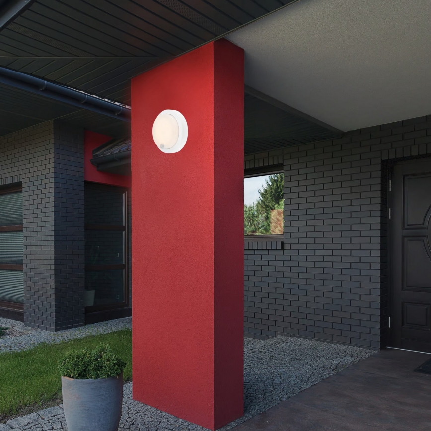 Brilo - LED презареждаемо външно стеново осветително тяло с вграден сензор LED/4W/5V 4400 mAh IP44 бяло