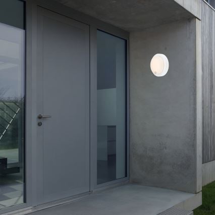 Brilo - LED презареждаемо външно стеново осветително тяло с вграден сензор LED/4W/5V 4400 mAh IP44 бяло