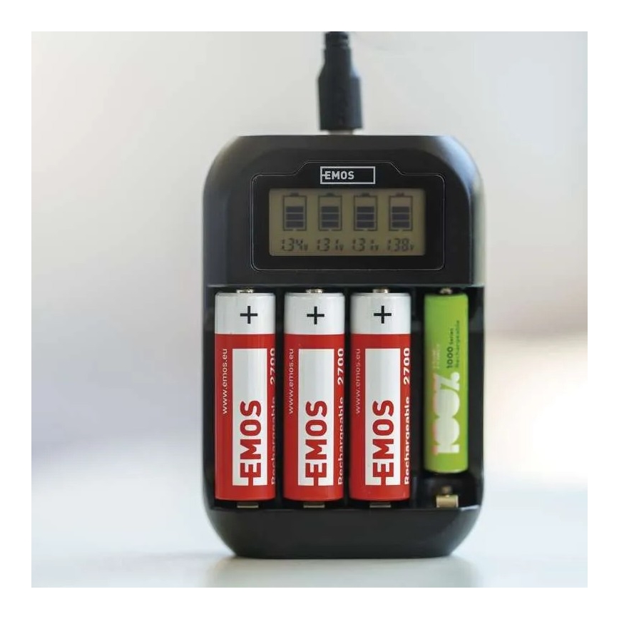 Зарядно устройство за батерии с LCD дисплей 4xAA/AAA 5V
