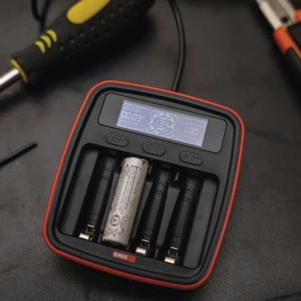 Зарядно устройство за батерии с LCD дисплей 4xAA/AAA 5V