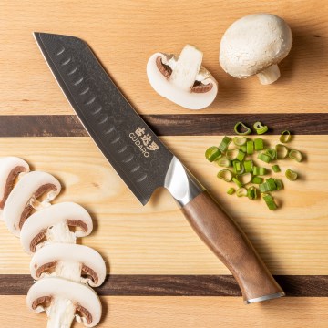 Gudaro - дамасков Santoku кухненски нож TAKUMI 7, 67 слоя стомана, дължина 17,5 см, орех