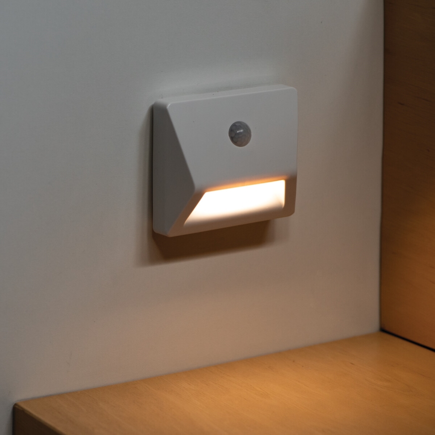 LED вградено осветително тяло със сензор за движение и сумрак IRS LED/0,3W/3xAAA IP54 бяло