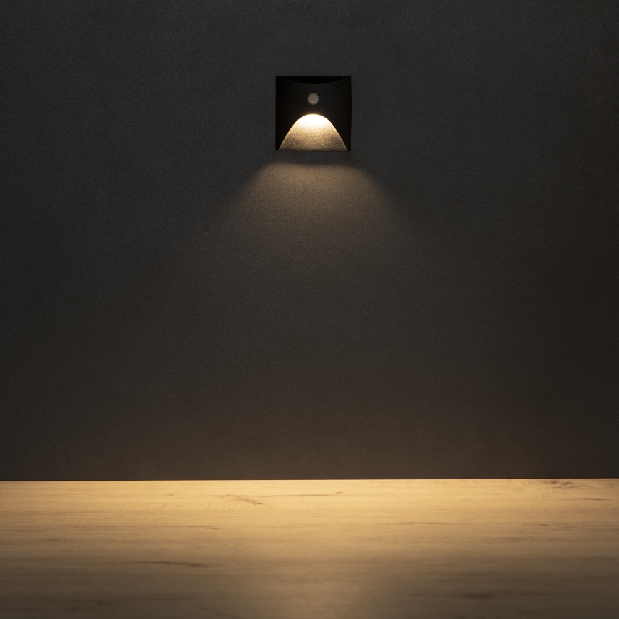 LED осветително тяло за стълбище с вграден сензор за движение и сумрак EXIN LED/2,5W/230V 3000K IP65 черно, квадратно