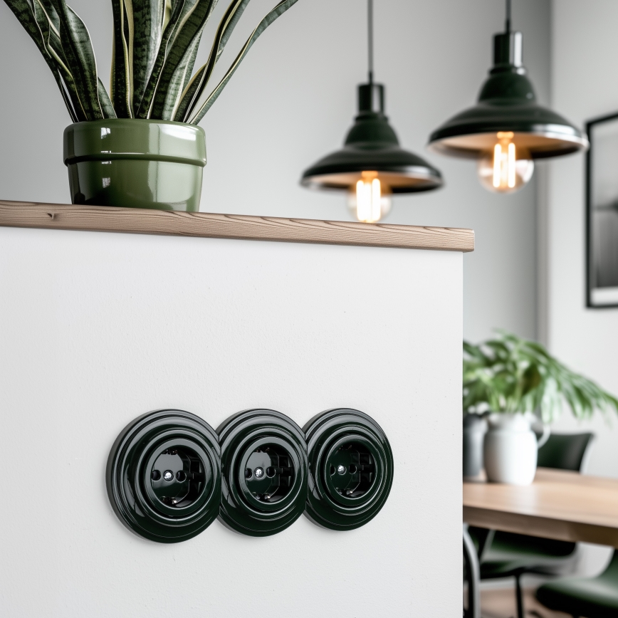 Kliklap - Тройна ретро розетка за дома с рамка SCHUKO 230 V, зелена