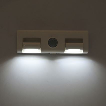 LED Аплик със сензор LED/3xAAA/4,5V