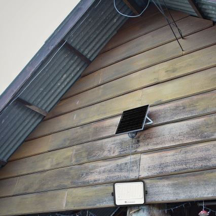 LED соларен прожектор с регулируема яркост LED/300W/3,2V 2000-8000K IP65 15000 mAh черен + дистанционно управление