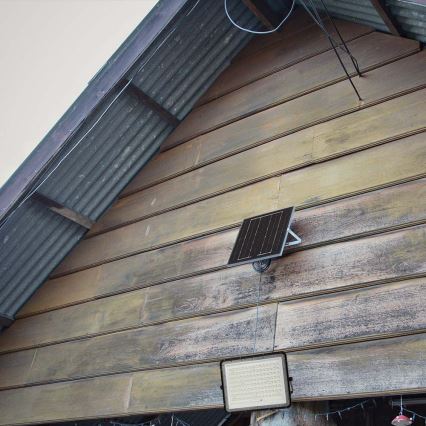 LED Екстериорен соларен прожектор LED/200W/3,2V 4000K черен IP65 16000 mAh + дистанционно управление