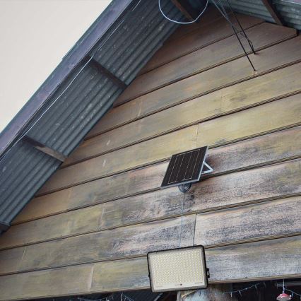 LED Екстериорен соларен прожектор LED/30W/3,2V 4000K черен IP65 + дистанционно управление