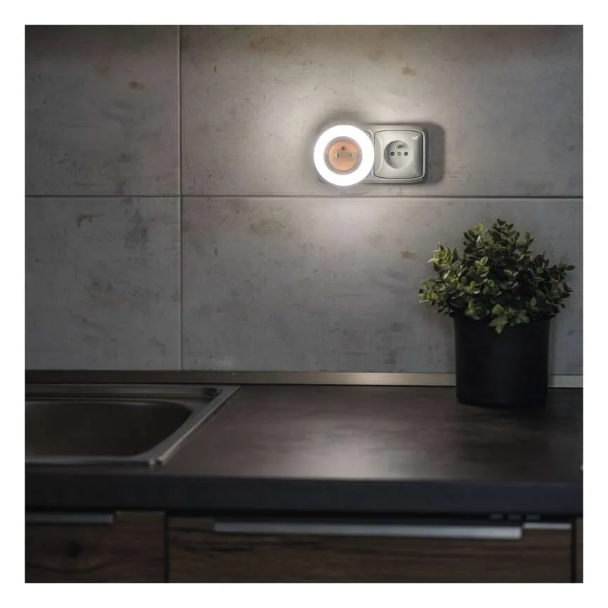 LED нощна лампа със сензор и вграден контакт LED/0,3W/230V