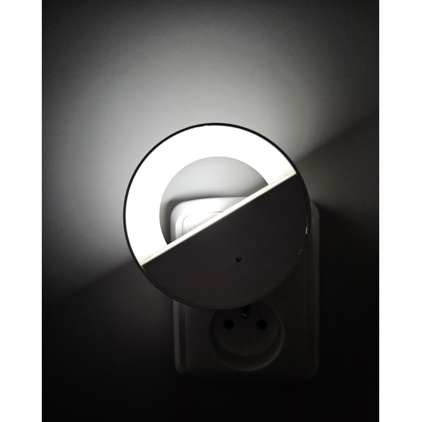 LED Нощна лампа със сензор за здрач LED/0,5W/230V бял