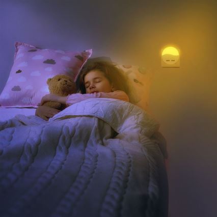 LED Нощна лампа за контакт със сензор за здрач 2xUSB LED/0,45W/230V 3000K