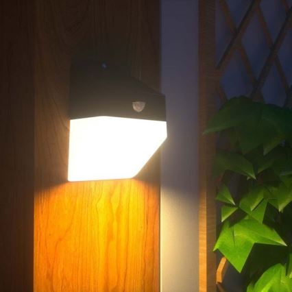 LED Соларен аплик със сензор LED/2W/3,7V 4000K IP65 1200 mAh