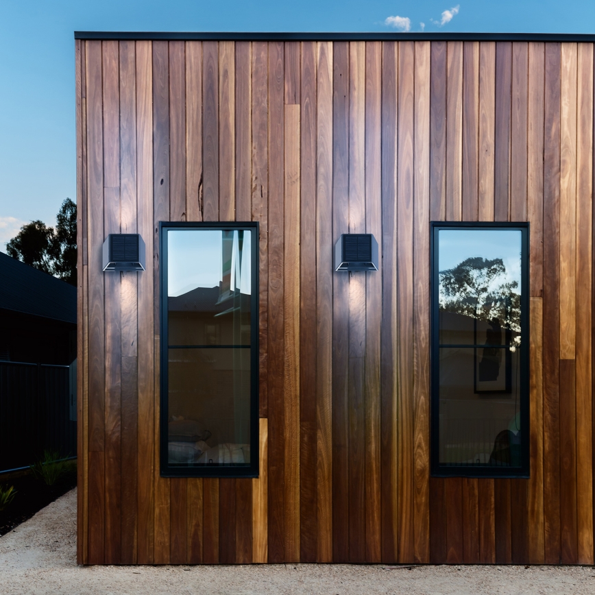 LED соларен стенен осветител WINGS LED/2W/1300 mAh 3,7V 6000K IP54 черен