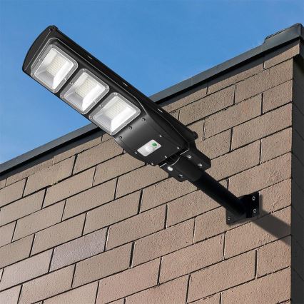 LED регулируема соларна улична лампа с датчик за движение и здрач LED/12W/3,2V 6000K IP65 10000 mAh черна + дистанционно управление