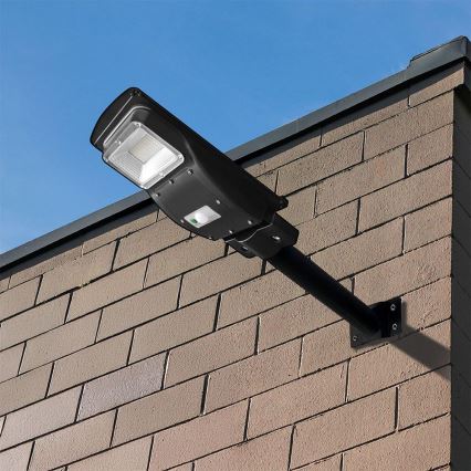 LED регулируема соларна улична лампа с датчик за движение и здрач LED/6W/3,2V 6000K IP65 5000 mAh черна + дистанционно управление
