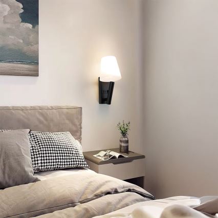 LED стенна лампа с USB порт LED/2W/230V 3000K черна/бяла