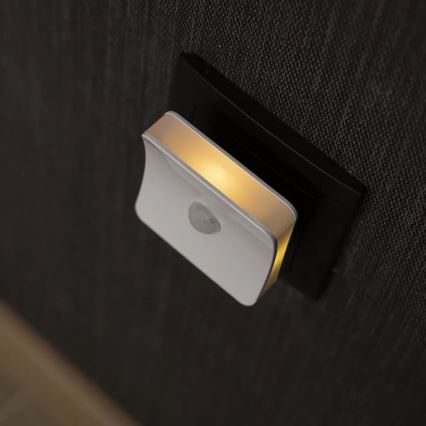 Ledvance - LED RGB Лампа за ориентация за контакт със сензор LUNETTA LED/0,3W/230