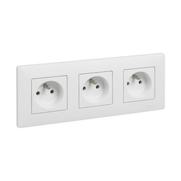Legrand - Тройна домашна розетка с рамка NILOE STEP 250 V бяла
