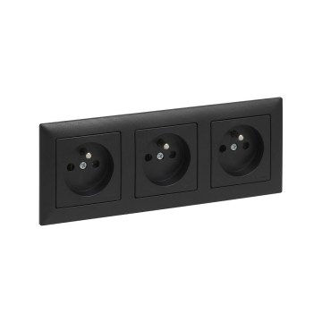 Legrand - Тройна домашна стенна розетка с рамка SUNO 250V черна