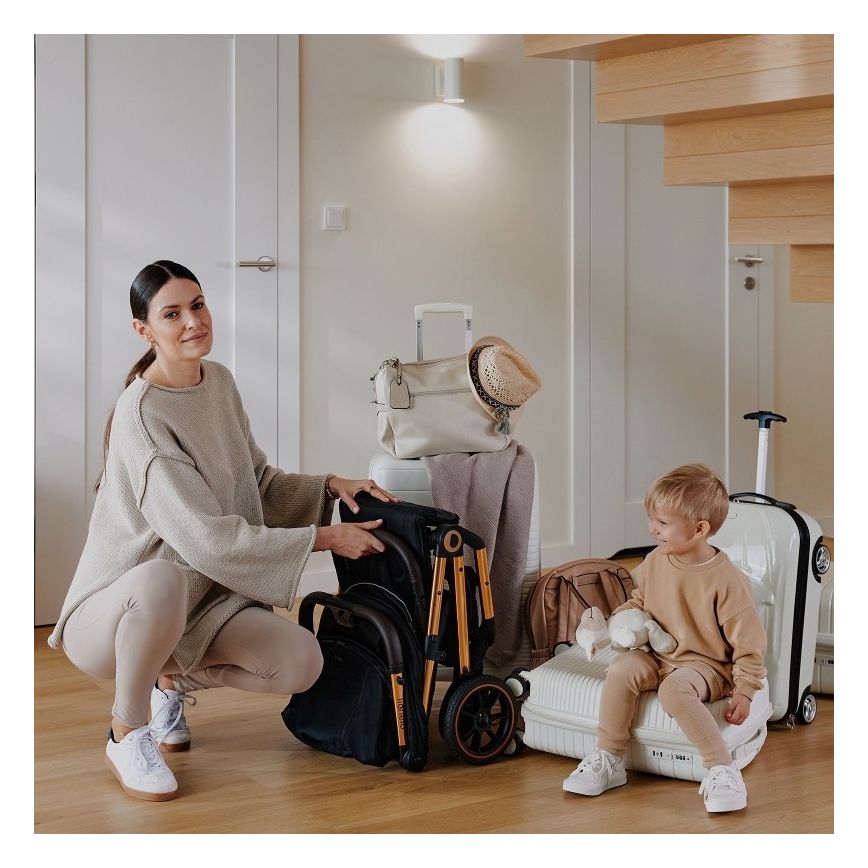 Lionelo - Детска количка CLOE черен/златист