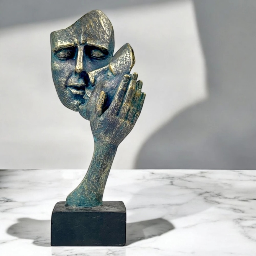 Настолна декорация 35x22x13 cm, изработена от смола с патина