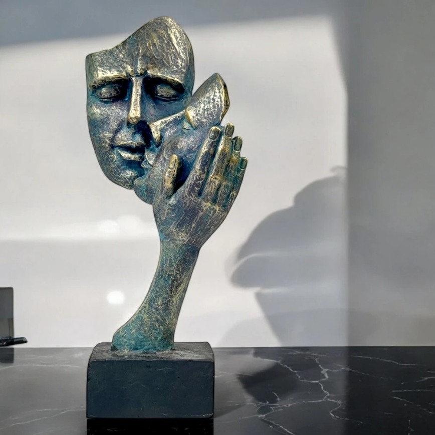 Настолна декорация 35x22x13 cm, изработена от смола с патина