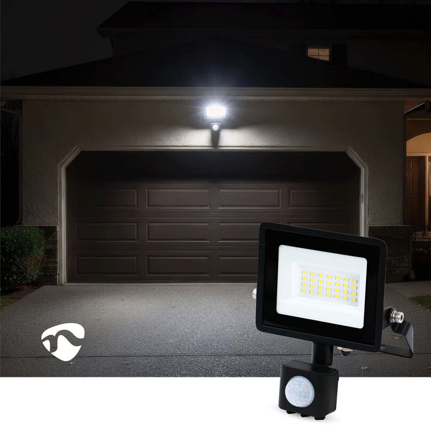 LED прожектор с датчик за движение и сумрак за включване в контакт LED/20W/230V IP44