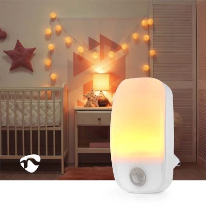 LED Ориентировъчна светлина в гнездо със сензор за движение и здрач LED/0,55W/230V бял