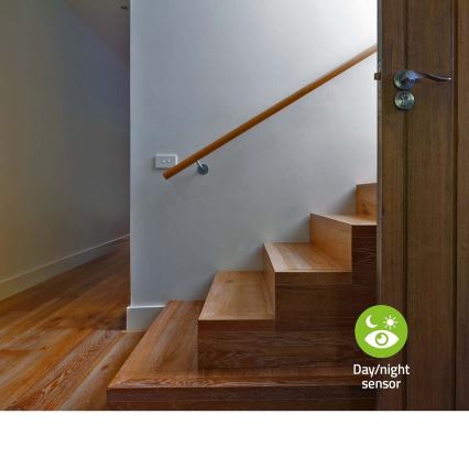 LED Ориентировъчна светлина в гнездо със сензор за движение и здрач LED/0,55W/230V бял
