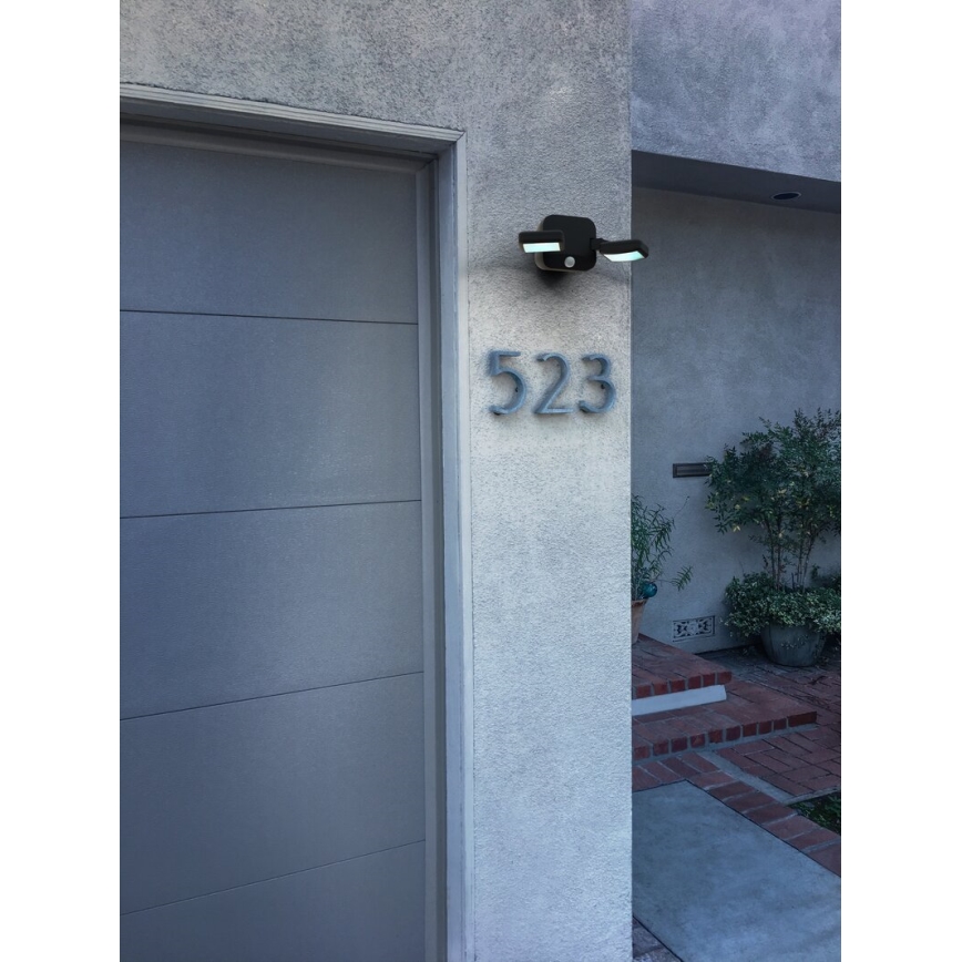 Osram - LED външен стенен прожектор със сензор BATTERY 2xLED/5W/4xD IP54