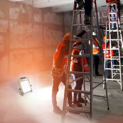 Презареждаем LED прожектор със стойка LED/30W/3,2V 4500K 5000 mAh IP65 оранжев