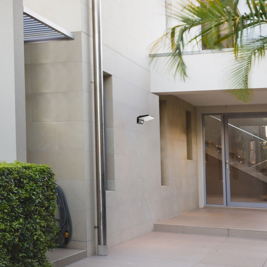 Rabalux - LED регулируемо соларно стенна лампа със сензор LED/4,4W/3,7V IP54 черен 2200 mAh