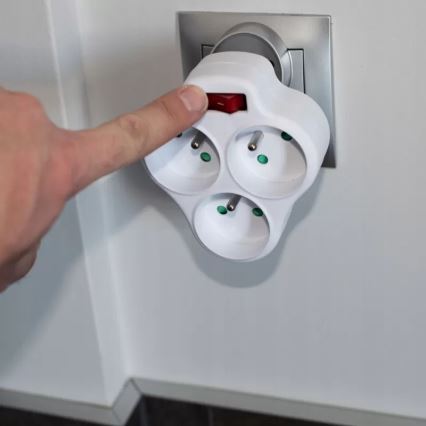 Разклонител с ключ и 3 гнезда