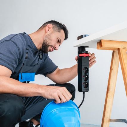 Удължителен кабел с щипка за бюро, 3 гнезда, Тип E + 2x USB-A + 1x USB-C, 1,5 m, черен