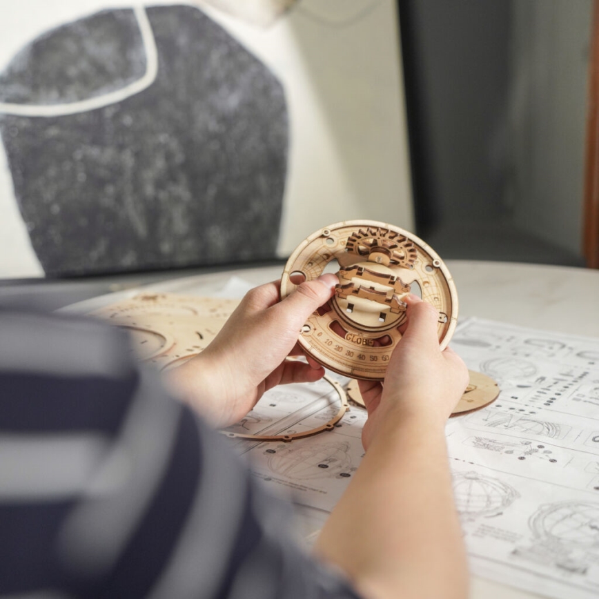 RoboTime - 3D дървен механичен пъзел Светещ глобус