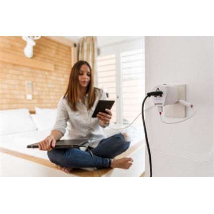 Универсален адаптер за пътуване за целия свят 230V + USB порт