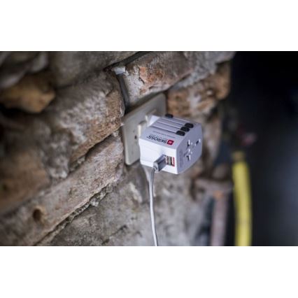 Международен адаптер за пътуване 230V + 2бр. USB порт
