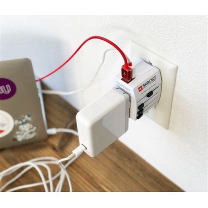 Международен адаптер за пътуване 230V + 2бр. USB порт