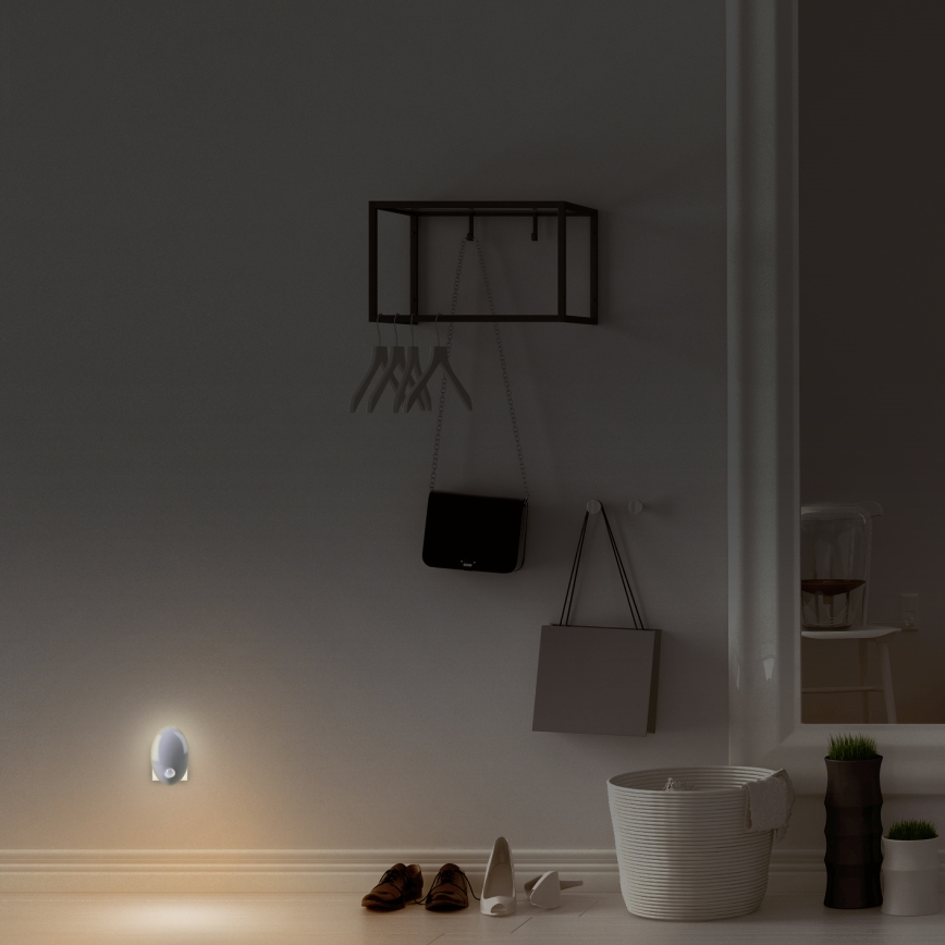 LED Контакт с ориентировъчна светлина със сензор LED/0,7W/230V 3000K