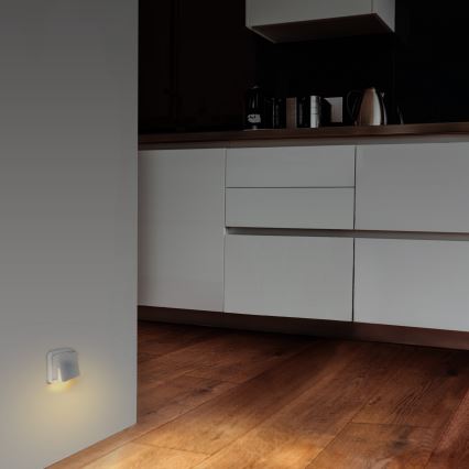 LED Лампа за ориентация със сензор за здрач за контакт LED/0,5W/230V 3000K