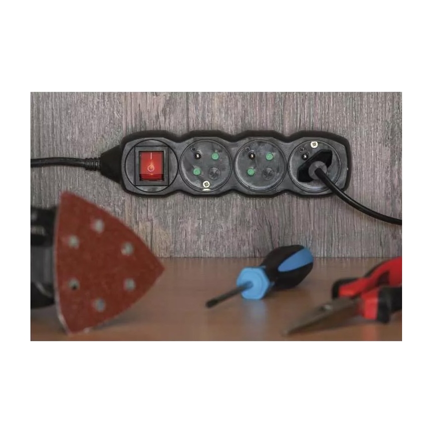 Удължителен кабел с ключ 3 гнезда 3м черен