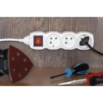 Удължителен кабел с ключ 3 гнезда 7 м бял