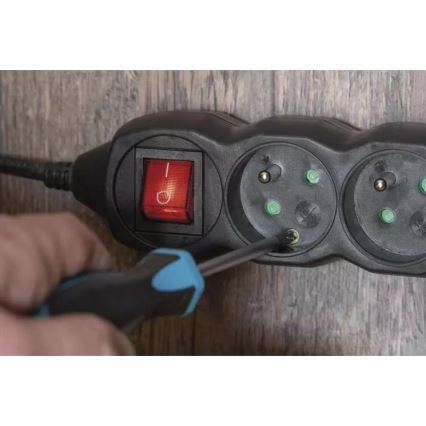 Удължителен кабел с ключ 4 гнезда 3м черен